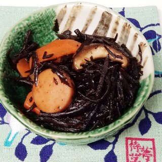椎茸と人参と魚肉ソーセージとひじきの麺つゆ煮